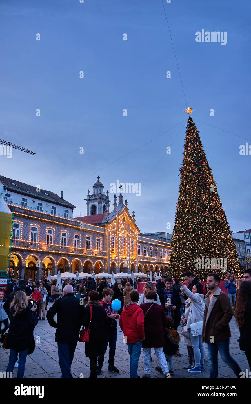 Braga, Portugal - Dezember 23, 2018: In der Ferienzeit die Straßen der Stadt gefüllt mit Menschen. Braga, Portugal. Stockfoto