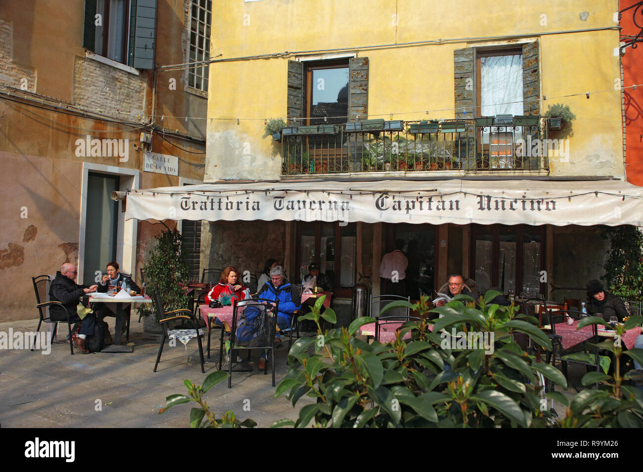 Campo San Giacomo dell'Orio, Santa Croce, Venedig, Italien: im Freien an Tischen auf dem Platz außerhalb der Trattoria Capitan Uncino eingestellt Stockfoto
