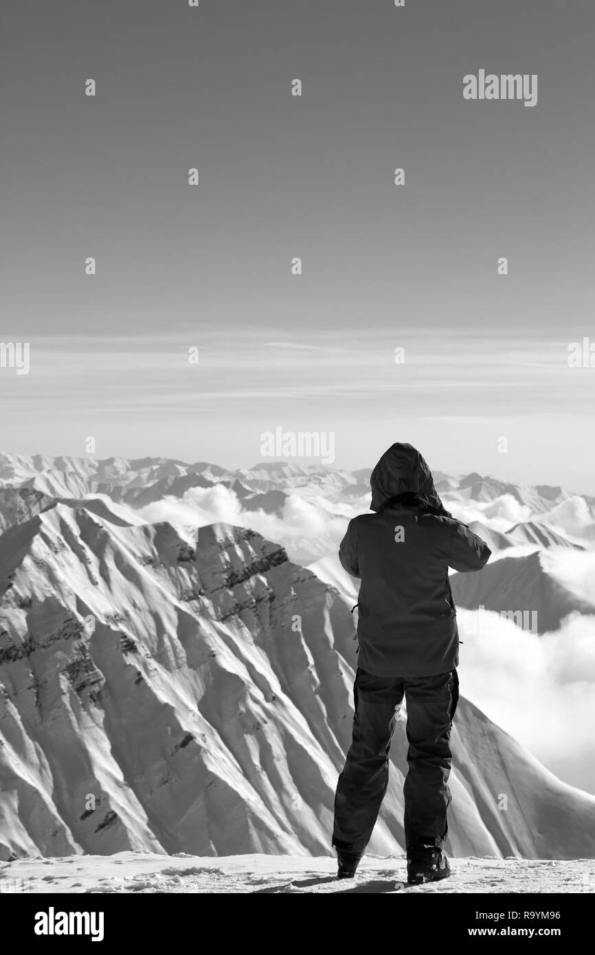 Skifahrer macht Foto auf der schneebedeckten Berge im sonnigen Wintertag. Kaukasus Berge im Winter, Georgien, Region Gudauri. Schwarz und Weiß getönten landscap Stockfoto