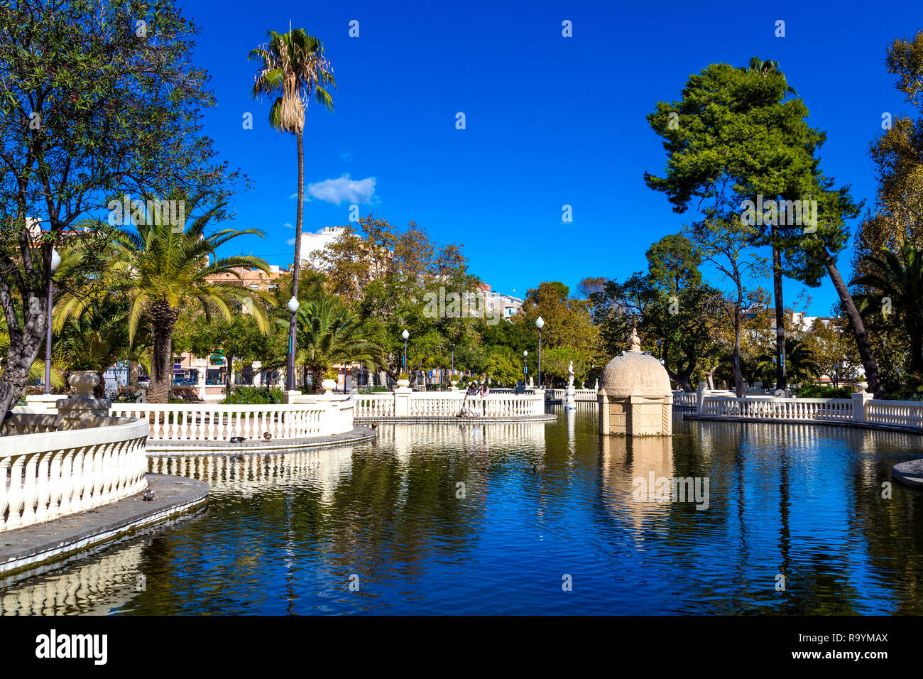 Teich umgeben von exotischen Palmen im Ribalta Park in Castellon de la Plana, Spanien Stockfoto