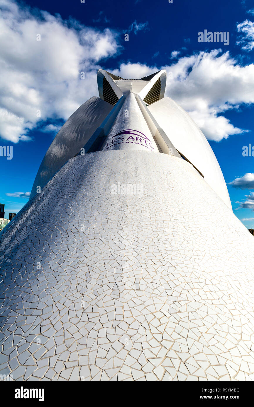 Vorderansicht und Mosaiken von der futuristischen Königin Sofía Palast der Künste in der Stadt der Künste und der Wissenschaften, Valencia, Spanien Stockfoto