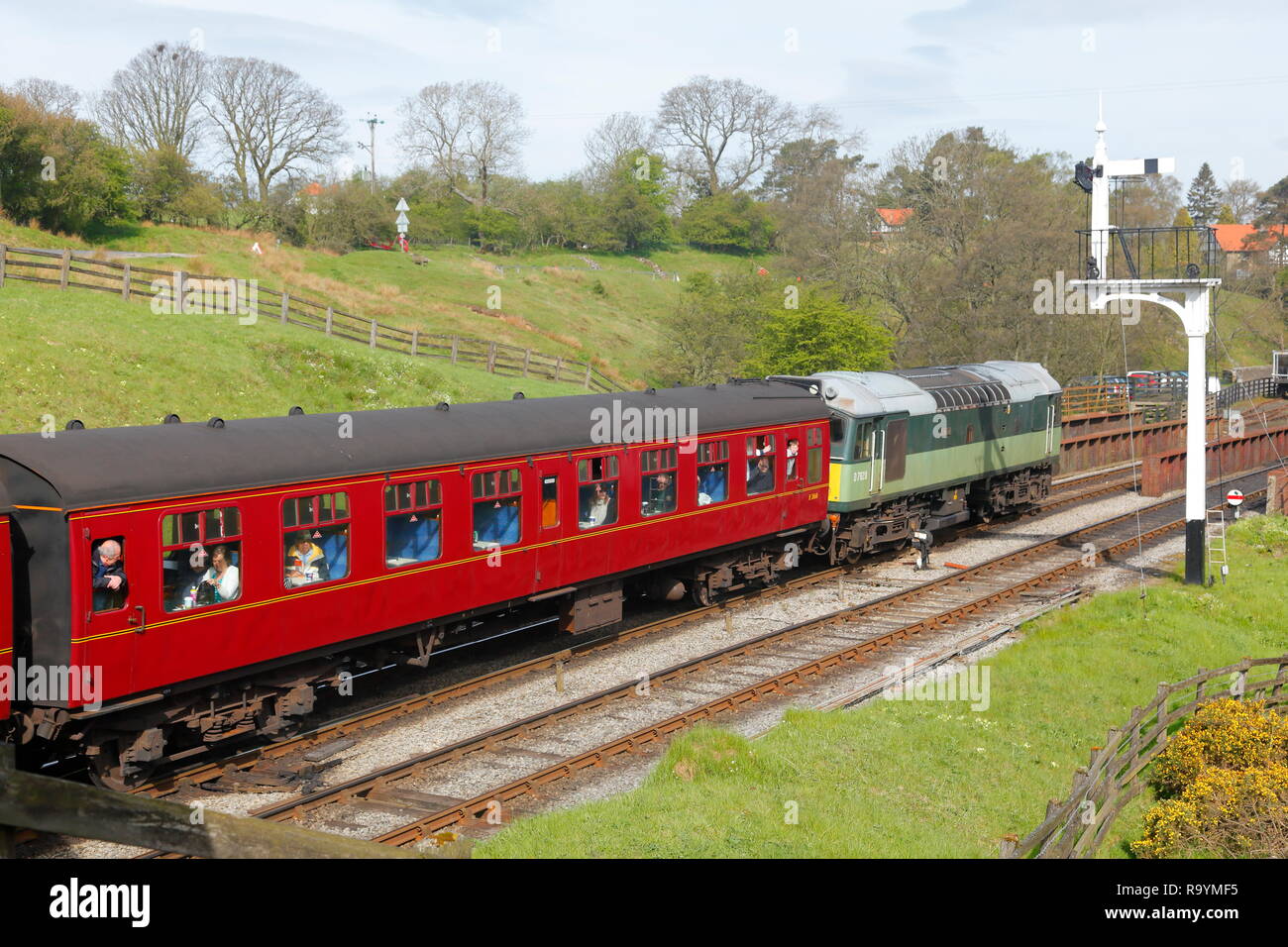 BR-Klasse 25 Nr. D 7628 Vintage diesel Zug, schleppen Personenwagen auf der North Yorkshire Moors Railway in Goathland. Stockfoto