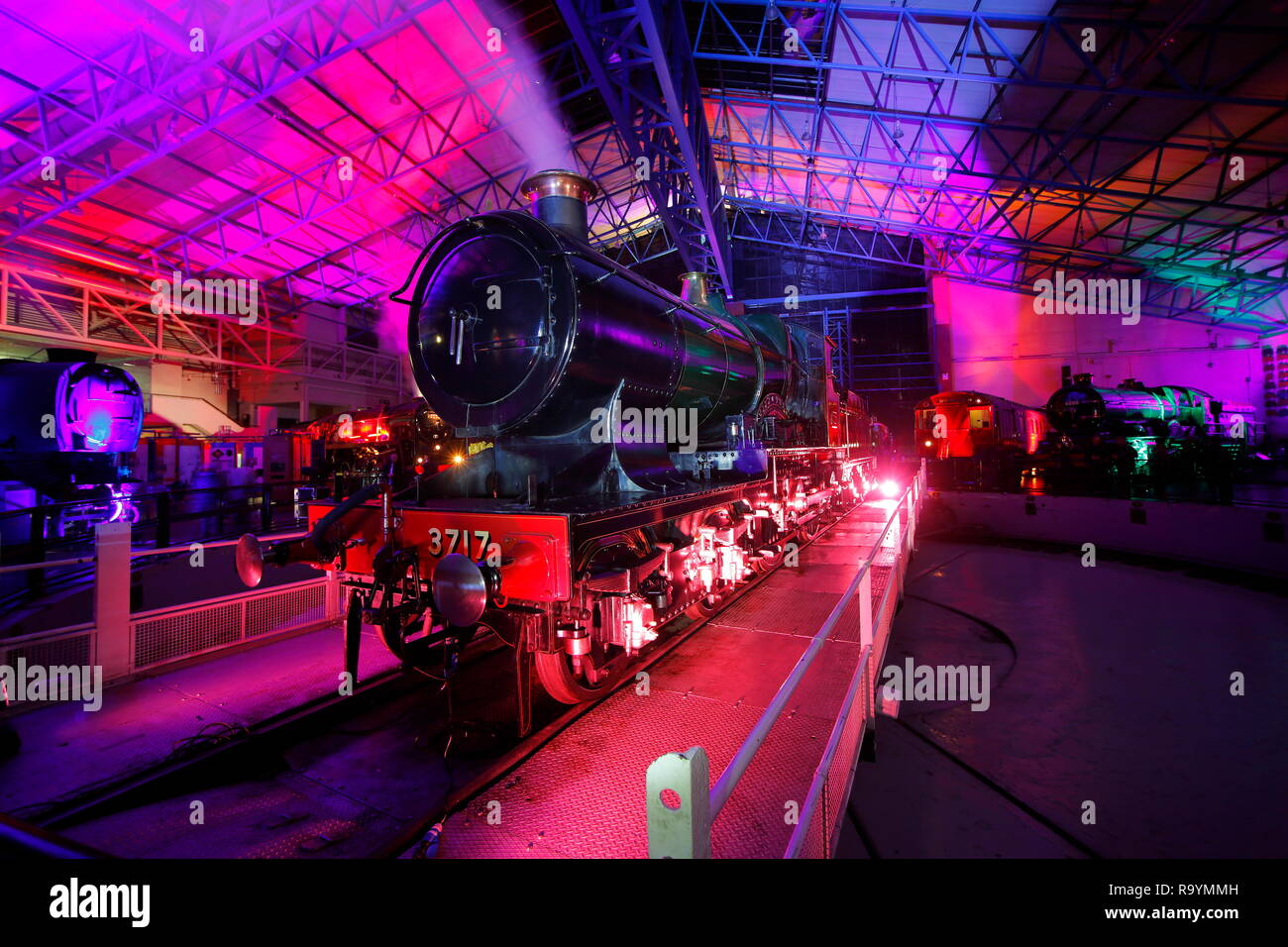 Motor 3717 Stadt Truro Dampfzug an das National Railway Museum in York während ein Abend der Illuminationen Stockfoto
