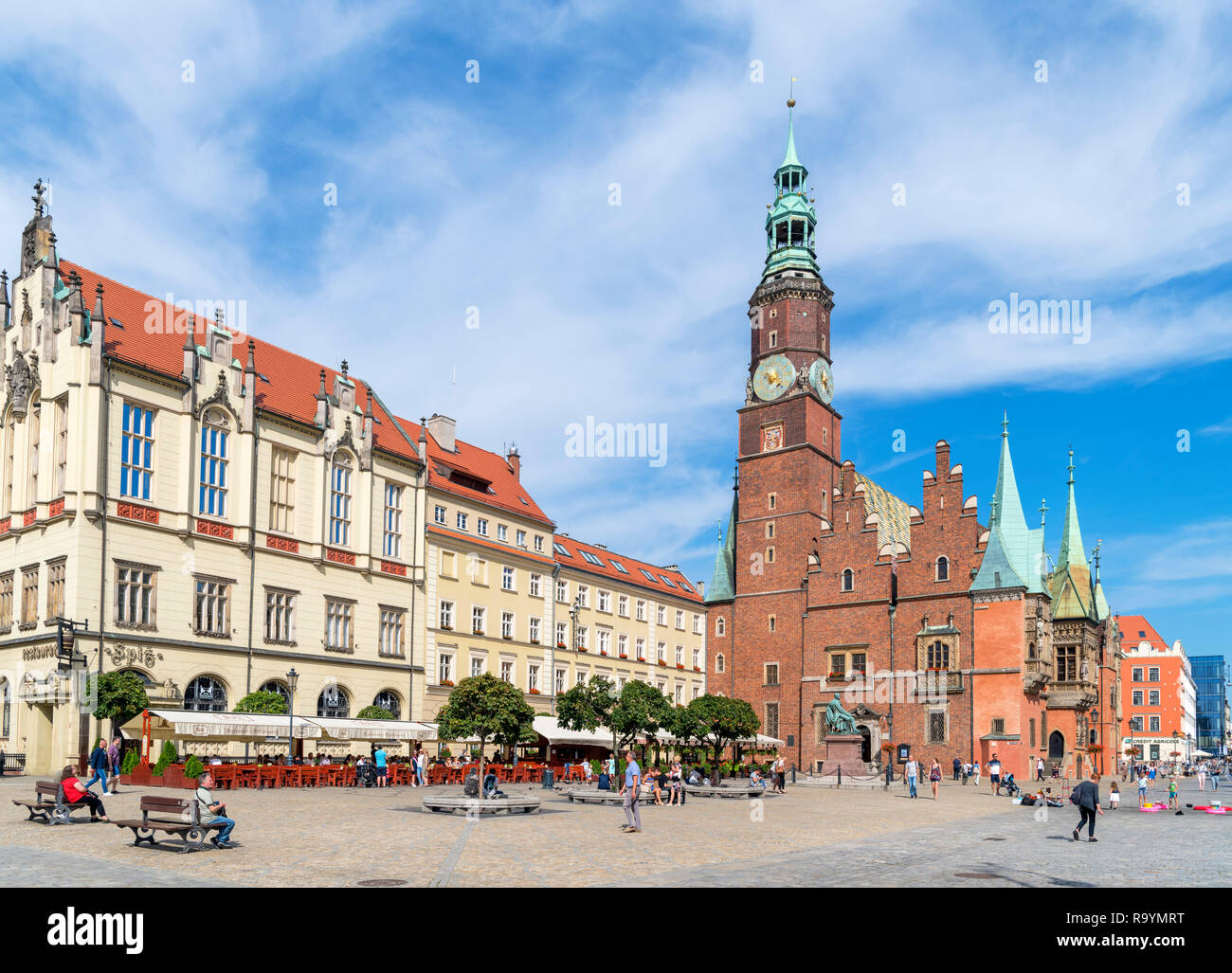 Cafés und Restaurants neben dem Alten Rathaus (Stary Ratusz), Marktplatz (Rynek wir Wrocławiu), Breslau, Schlesien, Polen Stockfoto