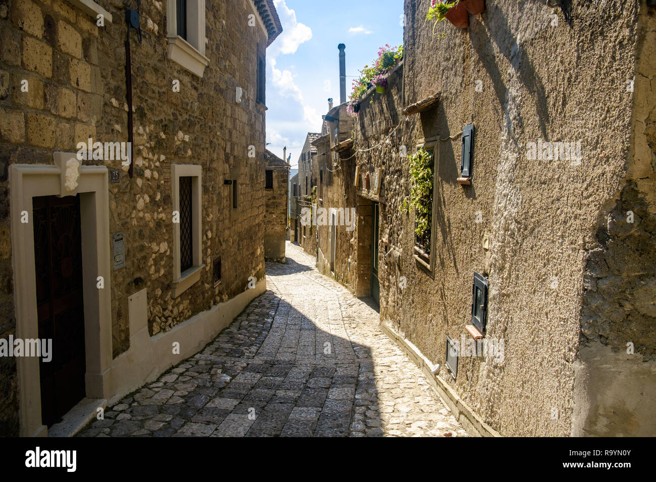 Dies ist eine typische Gasse in der mittelalterlichen Stadt Casertavecchia in der Region Kampanien in Italien. Ohne Touristen, es ist ruhig im Sommer. Stockfoto