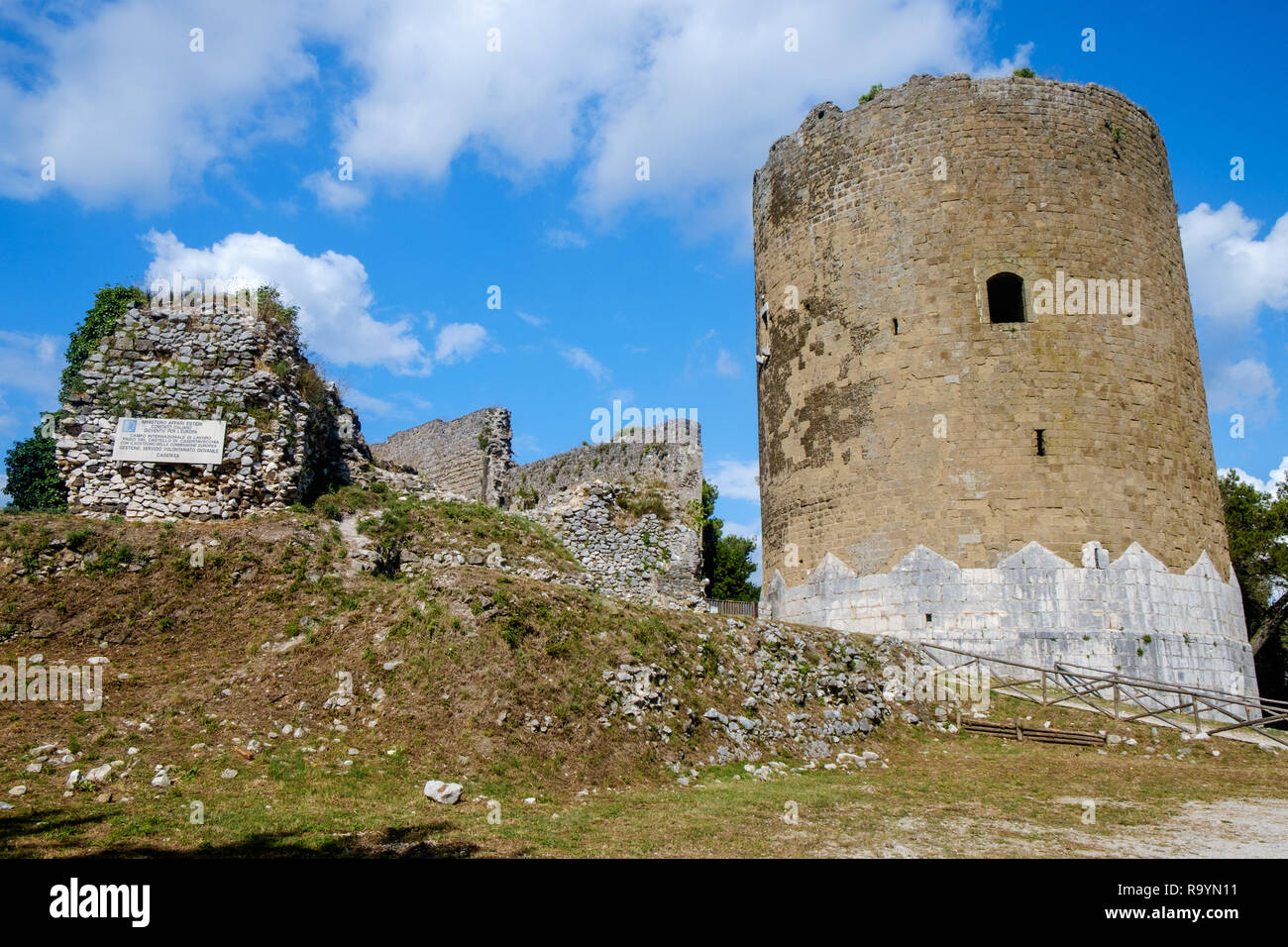 Das ist es, was Überreste der Burg von Casertavecchia. Nur der Turm und einige Teile der Wände überdauerte die Zeiten. Es ist eine schöne Aussicht und liegt in der Nähe Stockfoto