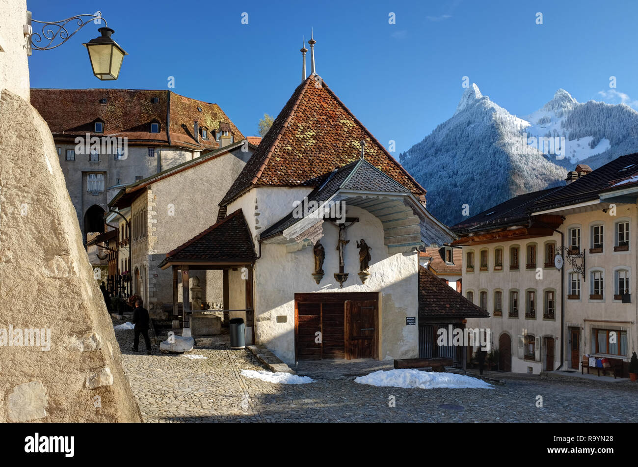 Straße mit Kopfsteinpflaster der mittelalterlichen Städtchens Greyerz, Fribourg, Schweiz Stockfoto
