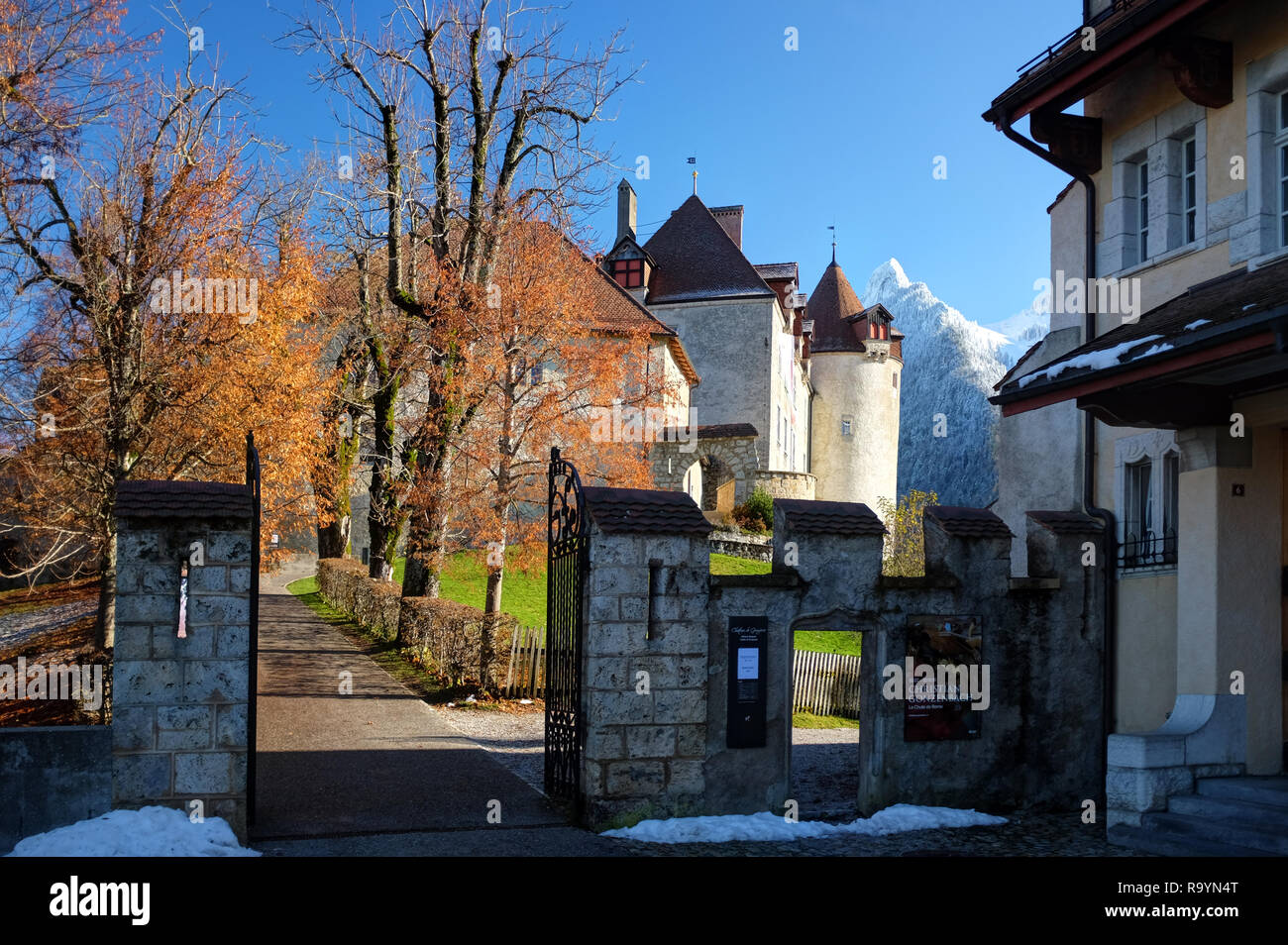 Tor und Weg zum Château de Gruyères, Fribourg, Schweiz Stockfoto