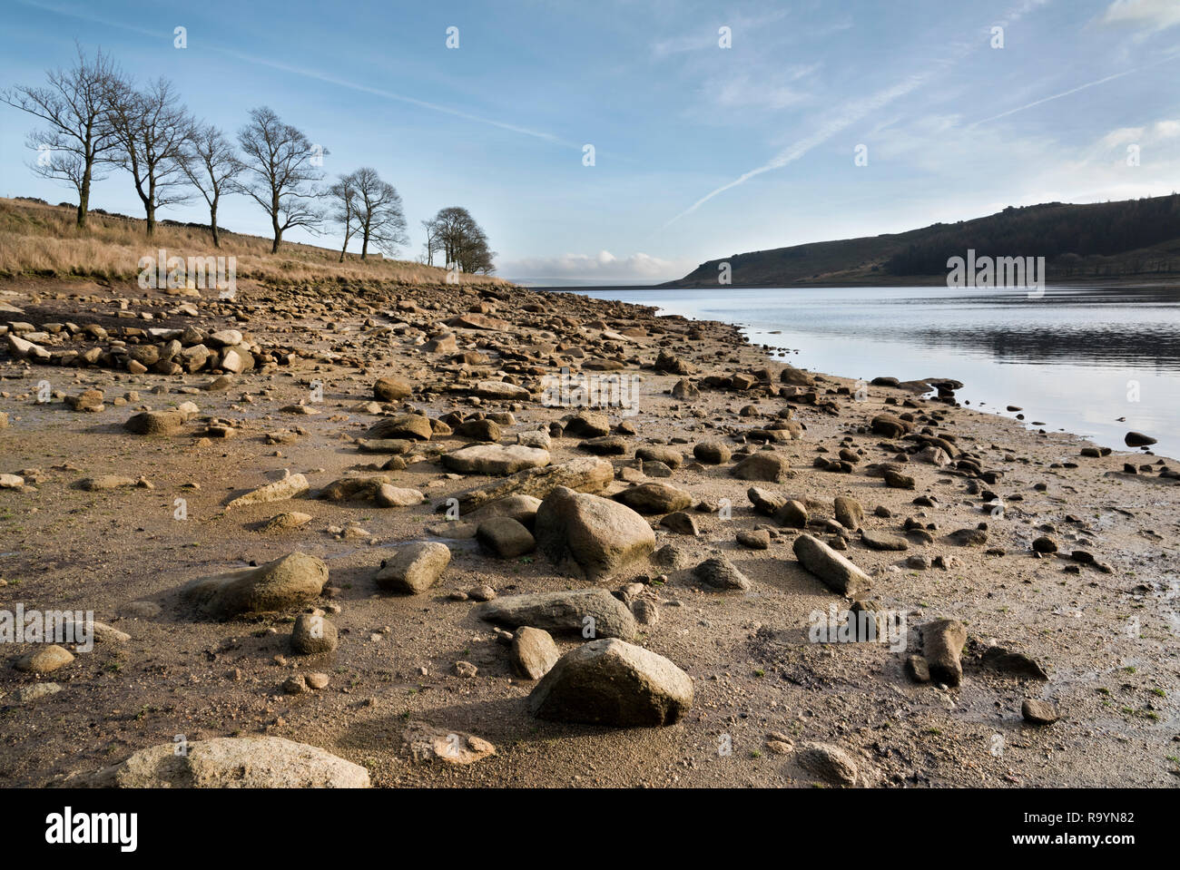 Yorkshire Water's Widdop Stausee in der Nähe von Halifax. Die Kante des Behälters ist aufgrund der niedrigen Wasserstände infolge der unzureichenden Regen offenbart. Stockfoto