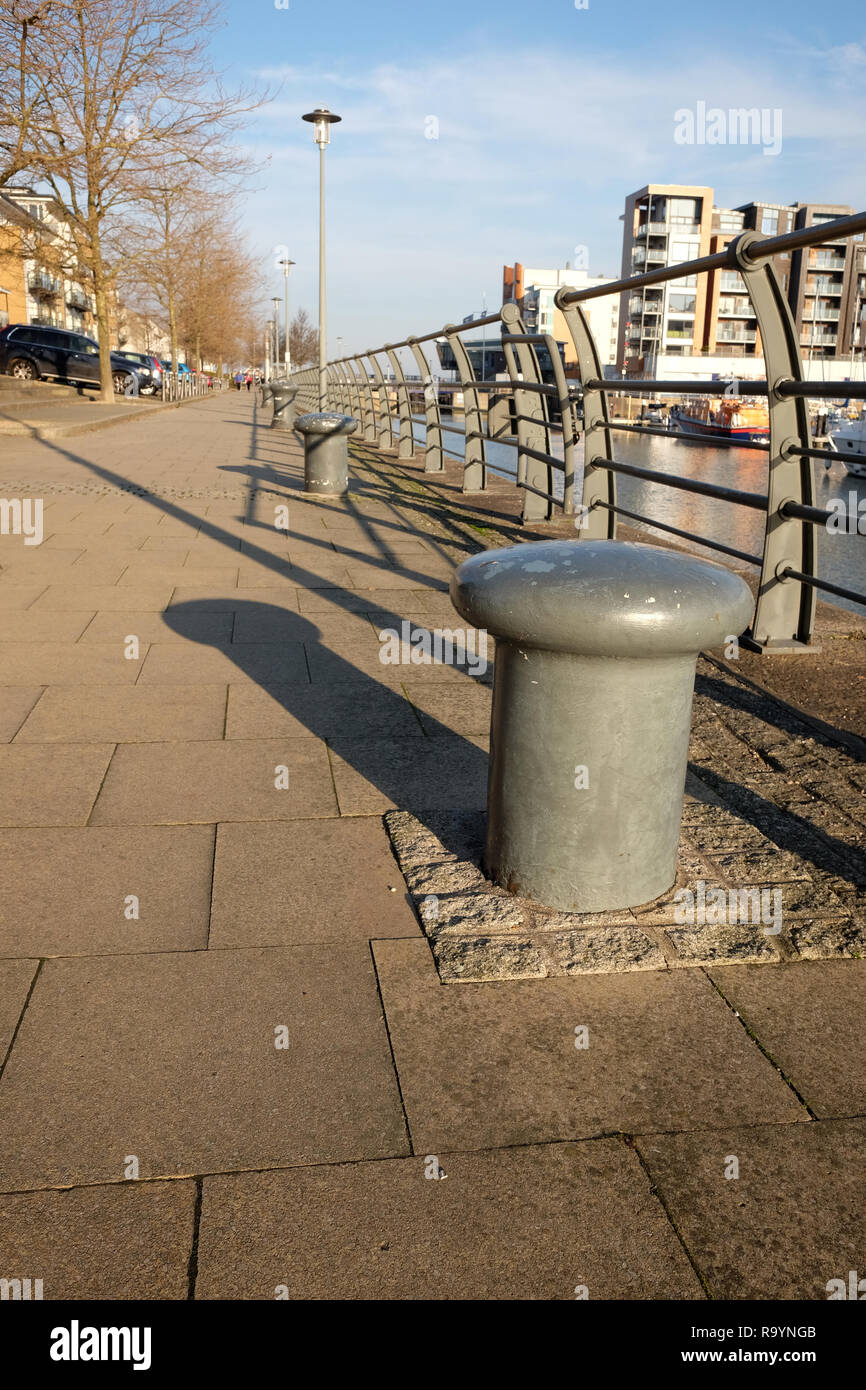 Dezember 2018, niedrige Winter sun Casting Shadows auf der Marina an Portishead in der Nähe von Bristol Stockfoto