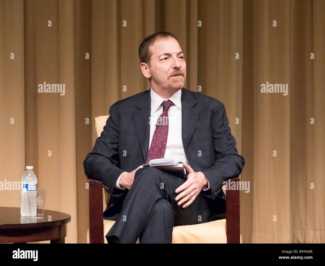 Chuck Todd, Wirt von NBC erfüllen die Drücken Sie während einer Diskussion mit Autor Stephen Hess an der nationalen Archive Dezember 4, 2018 in Washington, D.C. Stockfoto