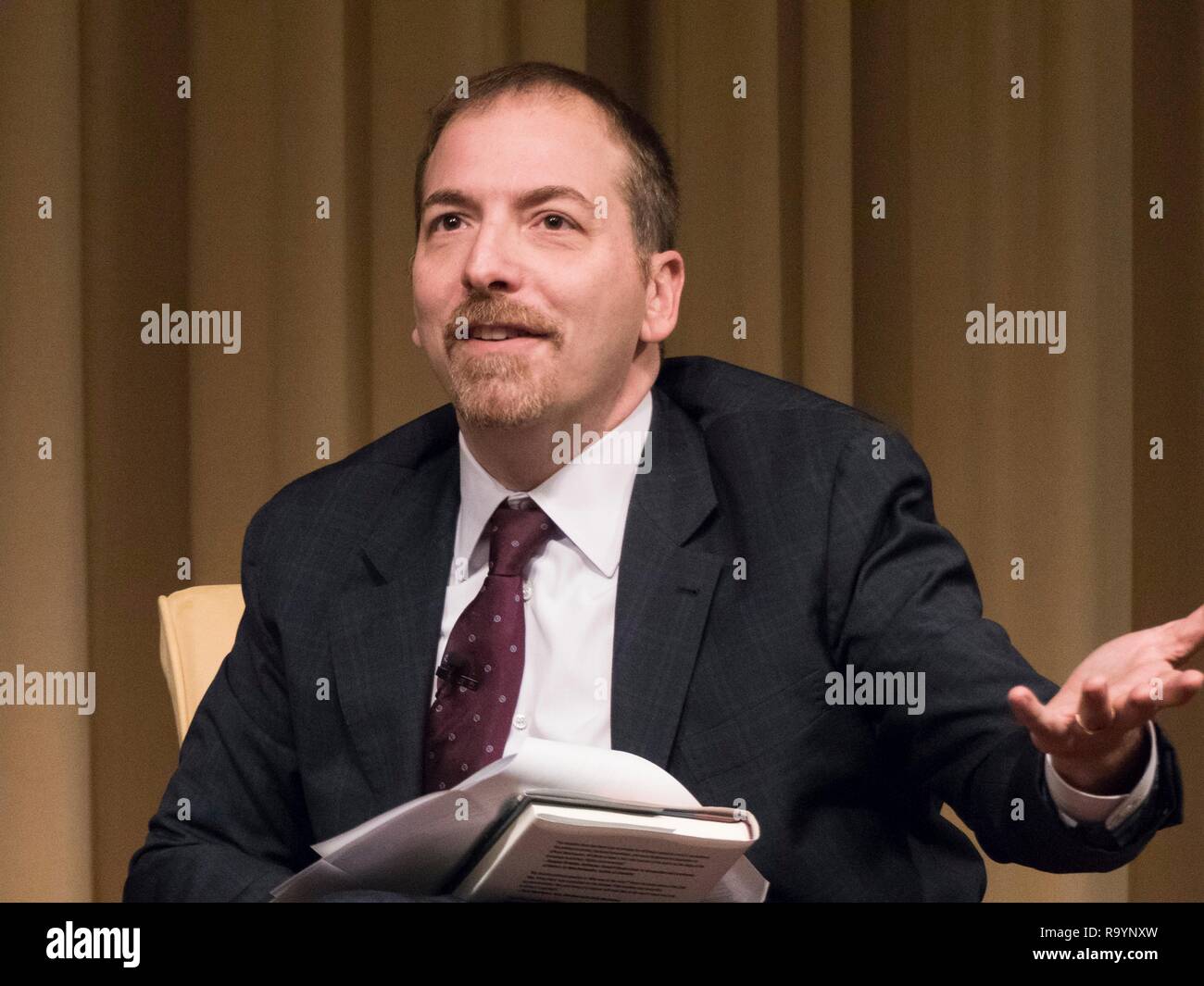 Chuck Todd, Wirt von NBC erfüllen die Drücken Sie während einer Diskussion mit Autor Stephen Hess an der nationalen Archive Dezember 4, 2018 in Washington, D.C. Stockfoto