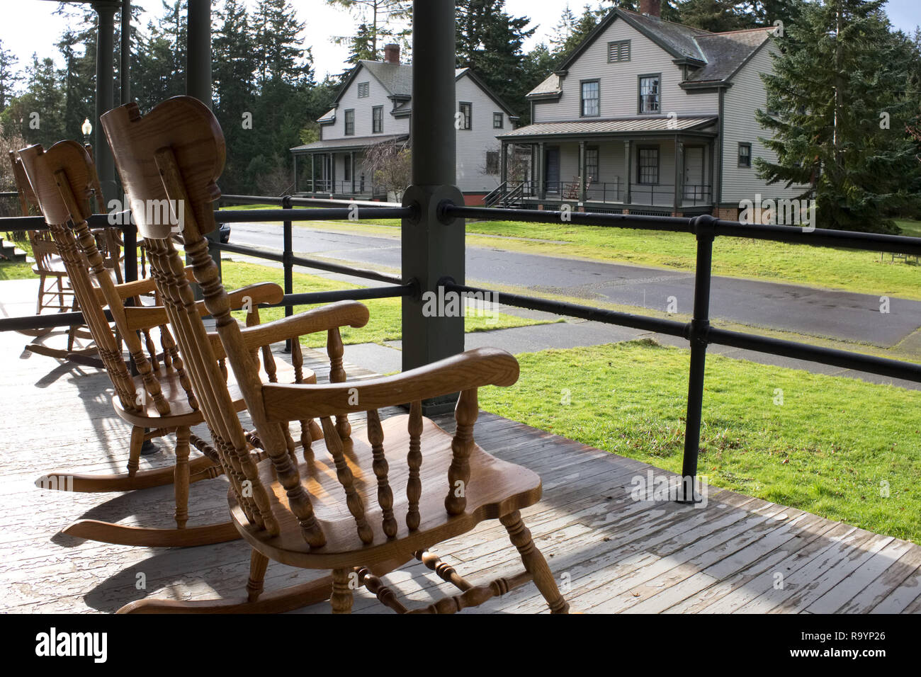 Schaukelstühle auf der Veranda der Unteroffiziere Guest House, Fort Nordworden State Park, Port Townsend, Washington, USA Stockfoto
