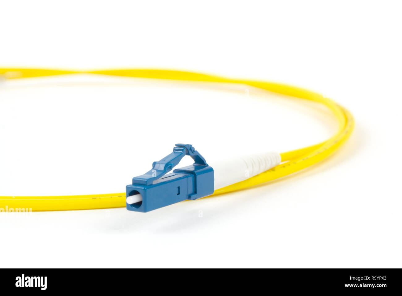 Lwl-Single Modus small form factor LC Patchkabel Jumper mit blauer Stecker auf weißem Hintergrund Stockfoto