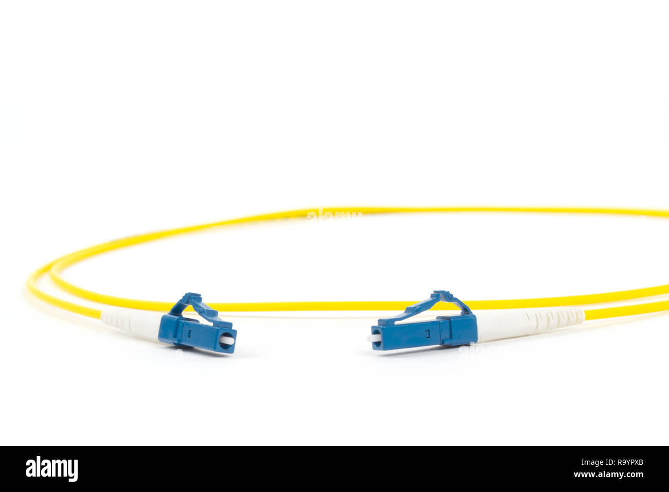 Lwl-Single Modus small form factor LC Patchkabel Jumper mit blauer Stecker auf weißem Hintergrund Stockfoto