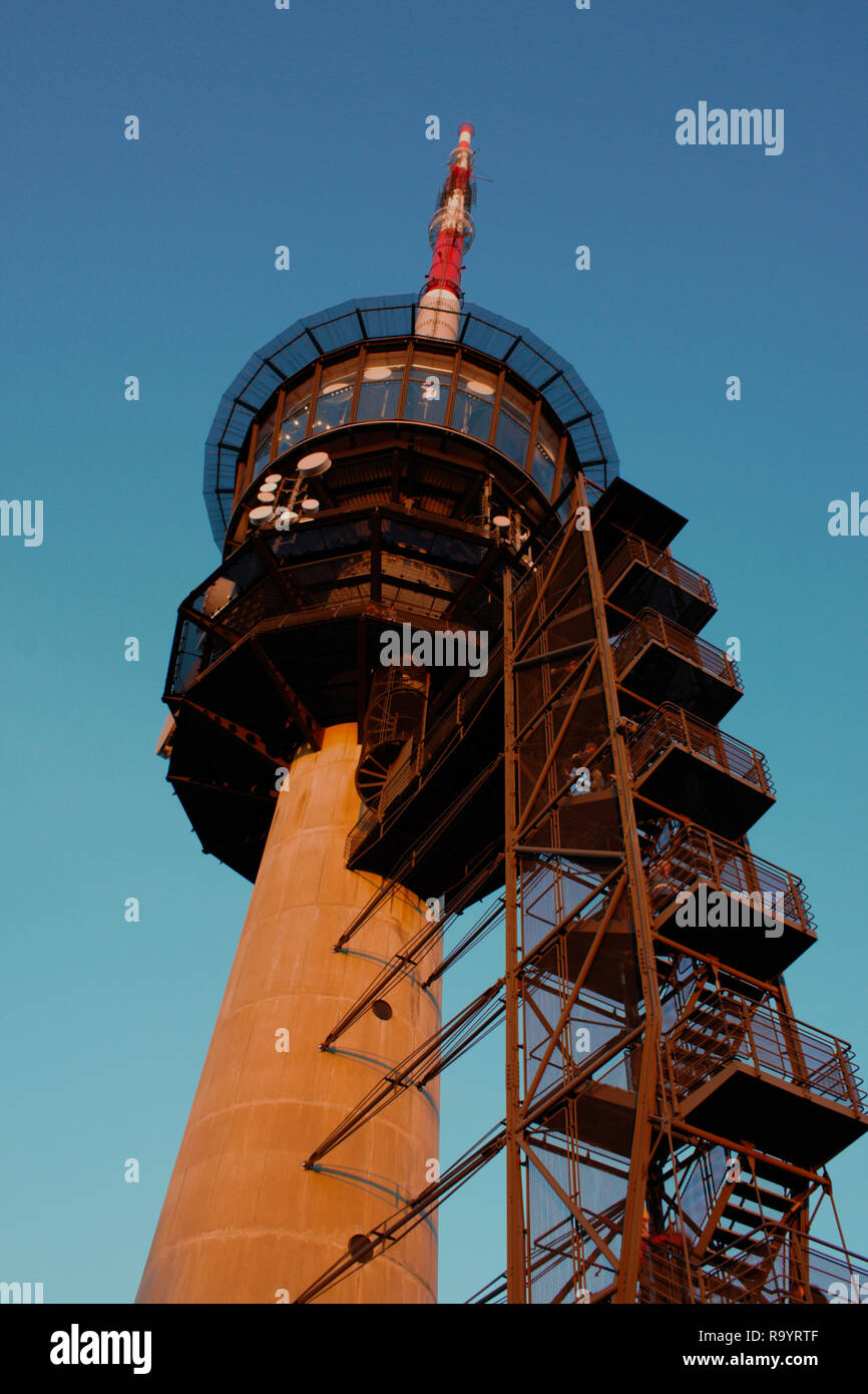 Die Übertragung von Tower auf Bantiger (Bern, Schweiz) hat eine Treppe und ein Besucher Plattform, wo sie eine ausgezeichnete Aussicht auf das Schweizer Alpenpanorama haben Stockfoto