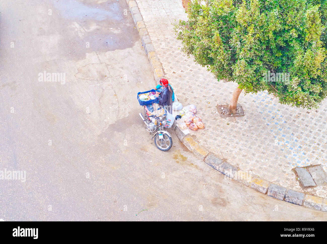 Gizeh, Ägypten - Dezember 20, 2017: der Straße essen Anbieter steht an der Straße und kochen Sie die Snacks für den lokalen Kutscher der touristischen Schlitten, auf Deze Stockfoto