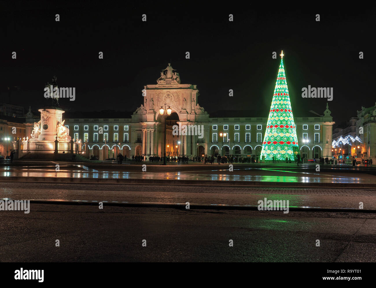 Lissabon - Portugal, beleuchtete Commerce Platz mit einem großen Weihnachtsbaum Stockfoto