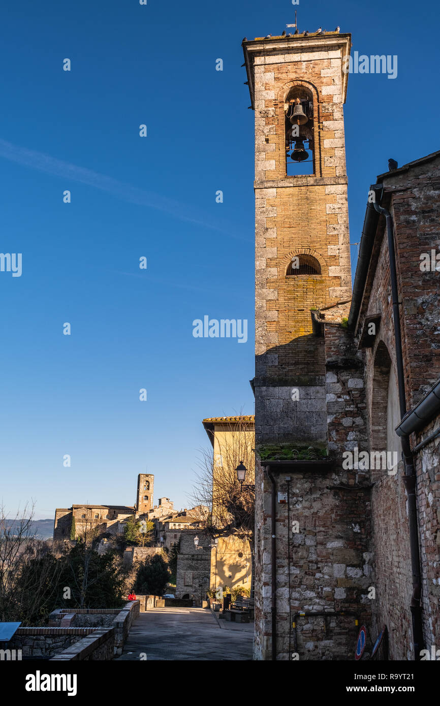 Panorama mit den Türmen der Kirche Santa Caterina und die Praetorian Palace des mittelalterlichen Dorfes von Colle di Val d'Elsa, Siena, Toskana Stockfoto