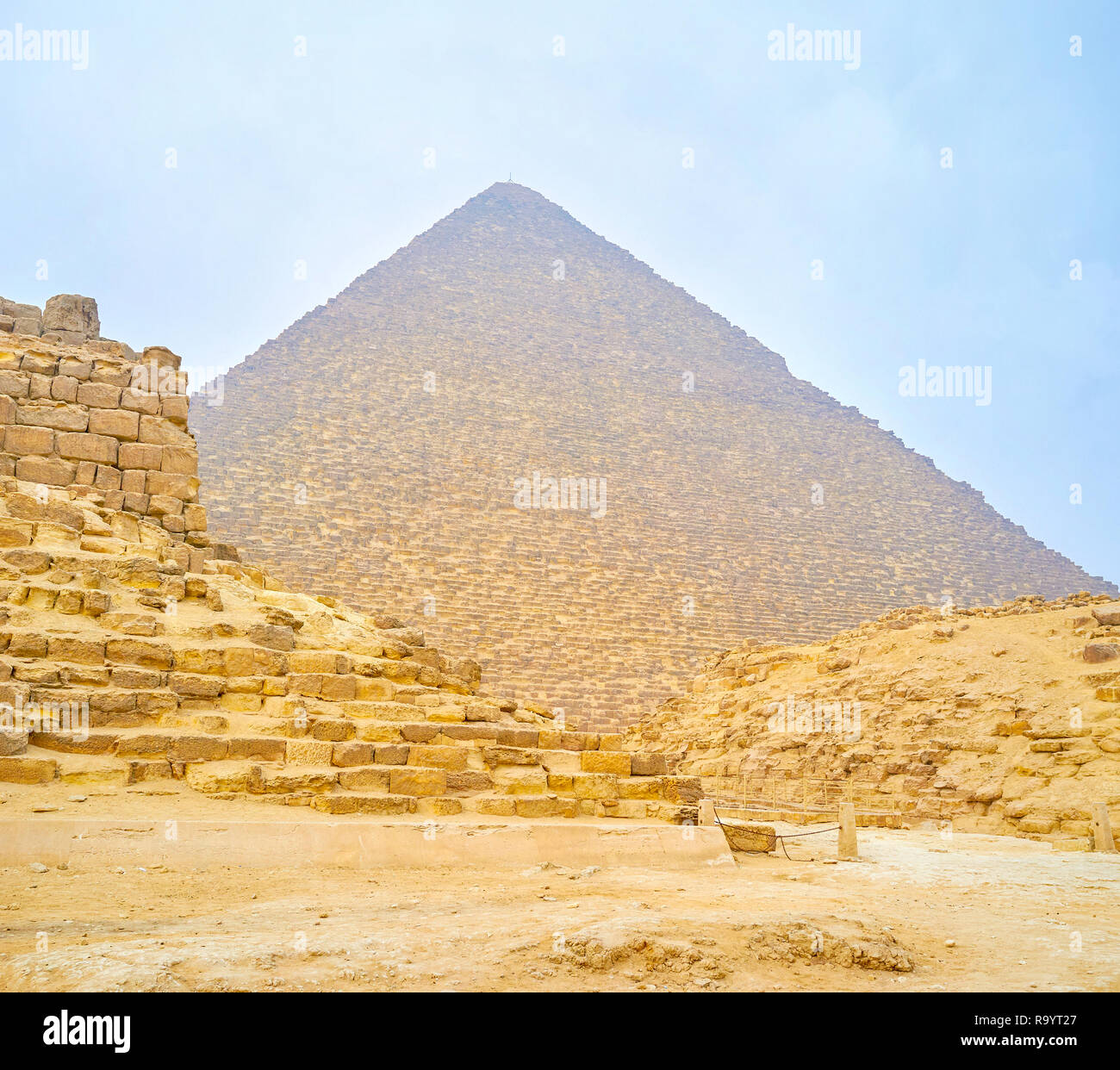 Die archäologische Stätte von Gizeh mit Blick auf die Große Pyramide unter den Ruinen des antiken Gebäuden, Ägypten Stockfoto