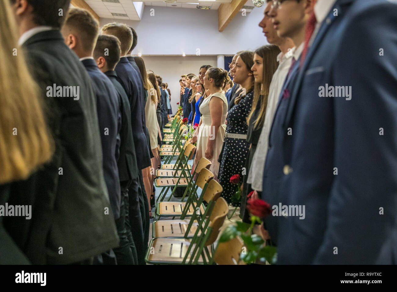 Józefów, Polen - 22. Juni 2017: Ende des Jahres an der Schule und eine schöne rote Rosen Stockfoto