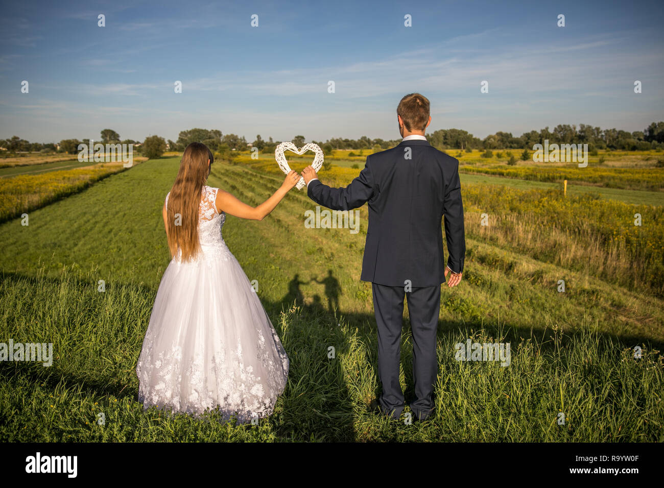 Gerade geheiratet. Schöne junge Paar mit der weißen Herzen Stockfoto