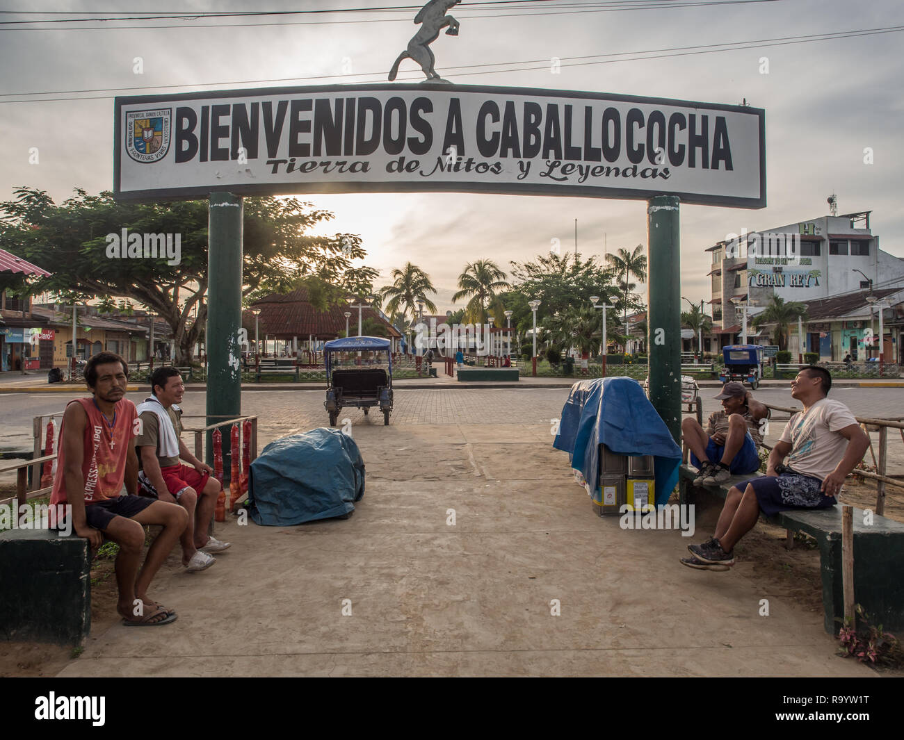 Caballococha, Peru - Dec 11, 2017: Kleine Stadt mit Hafen am Ufer des Amazonas auf dem Weg von Santa Rosa nach Iquitos Stockfoto