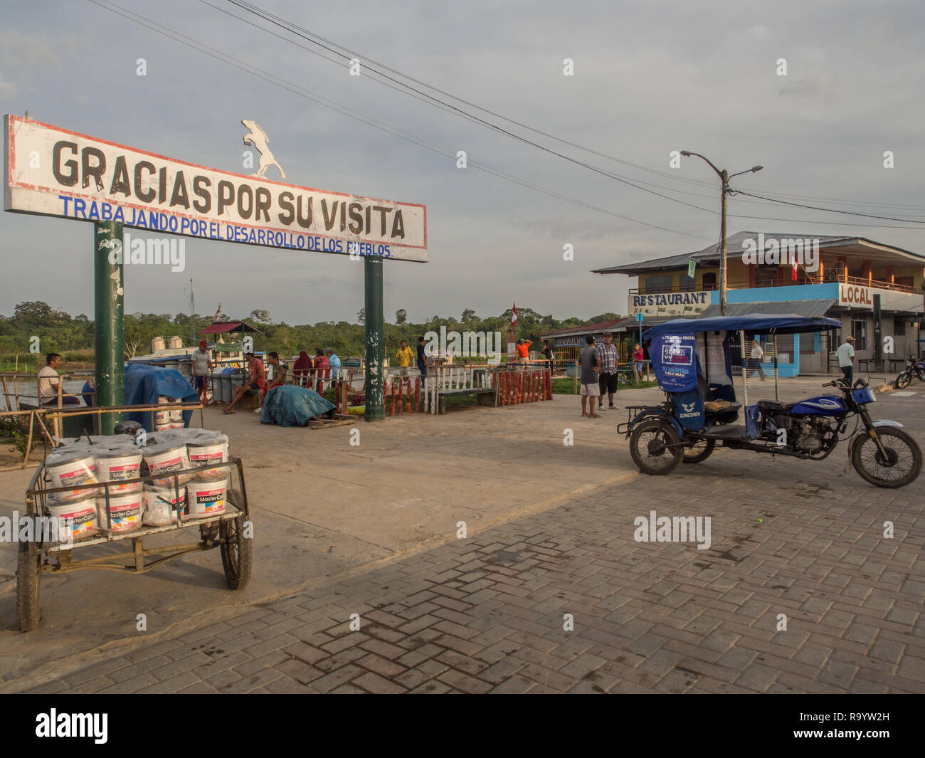 Caballococha, Peru - Dec 11, 2017: Kleine Stadt mit Hafen am Ufer des Amazonas auf dem Weg von Santa Rosa nach Iquitos Stockfoto