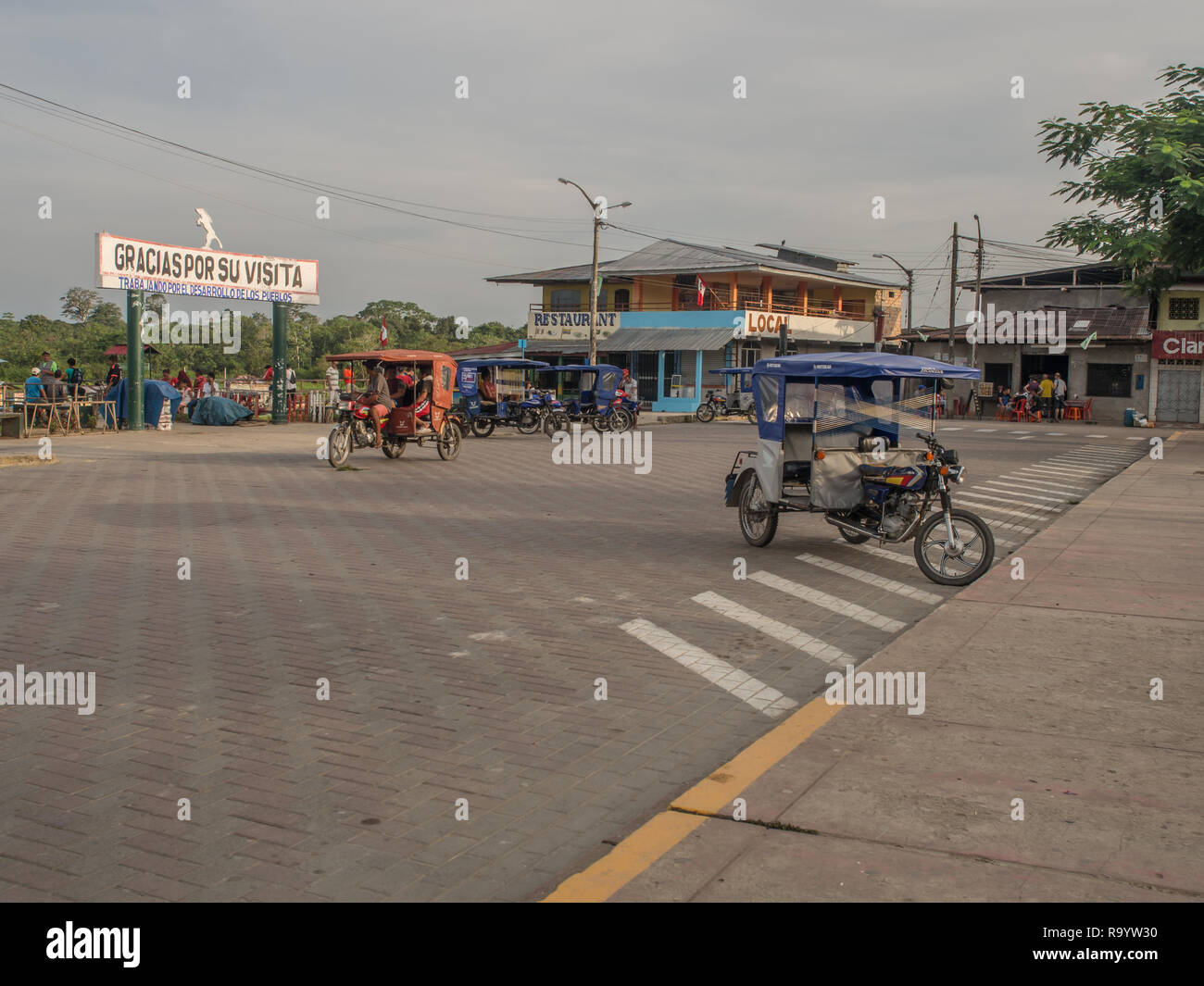 Caballococha, Peru - Dec 11, 2017: Kleine Stadt mit Hafen am Ufer des Amazonas auf dem Weg von Santa Rosa nach Iquitos Stockfoto