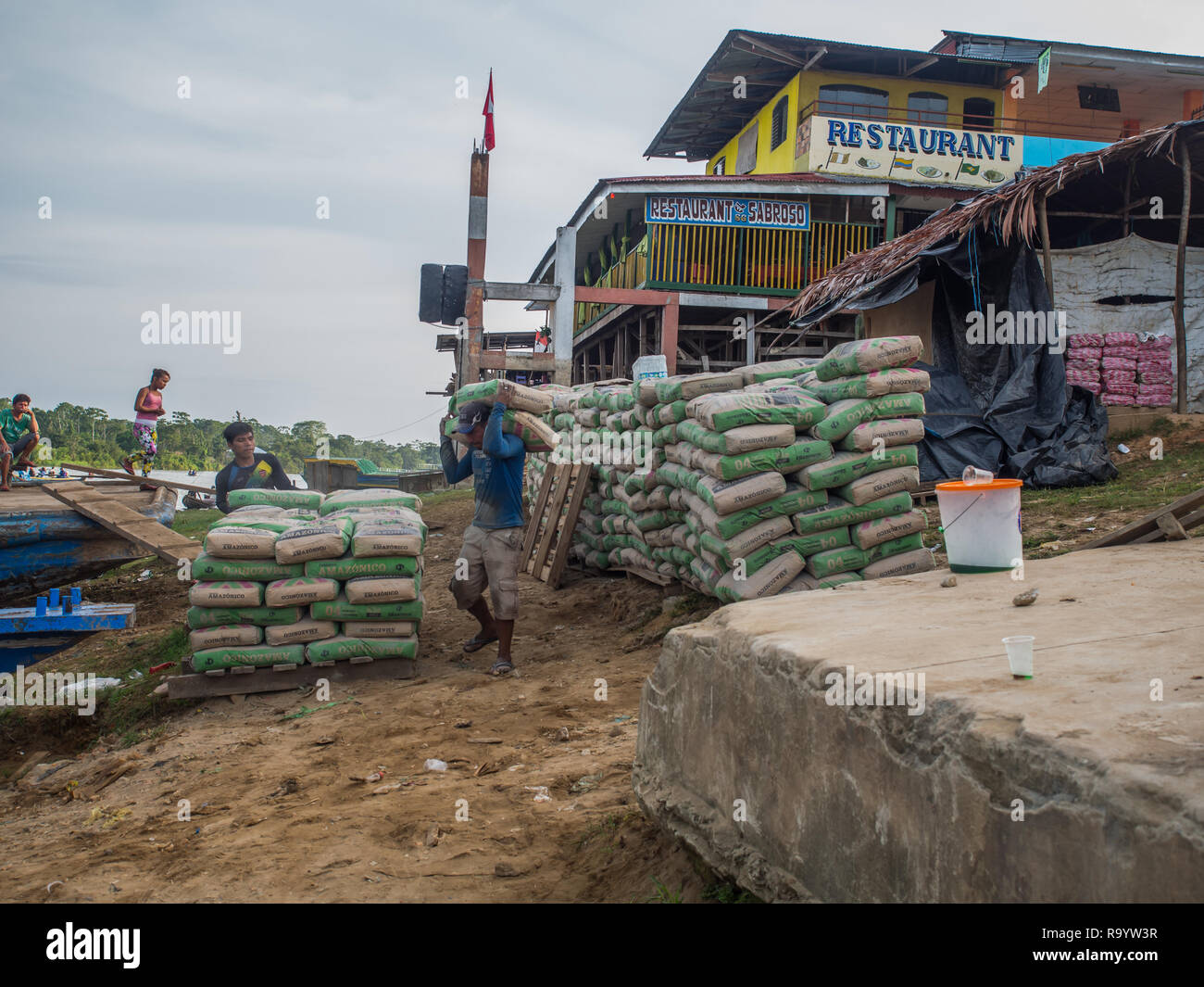 Caballococha, Peru - Dec 11, 2017: die Umladung der Güter im Hafen auf dem Amazonas, auf dem Weg von Santa Rosa nach Iquitos Stockfoto