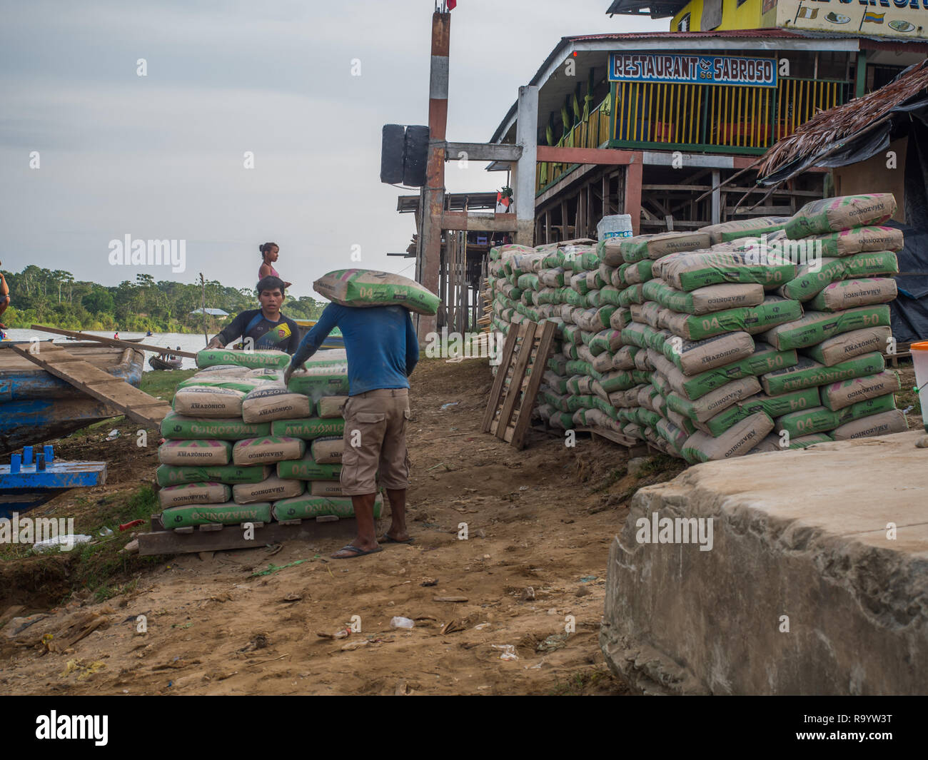 Caballococha, Peru - Dec 11, 2017: die Umladung der Güter im Hafen auf dem Amazonas, auf dem Weg von Santa Rosa nach Iquitos Stockfoto
