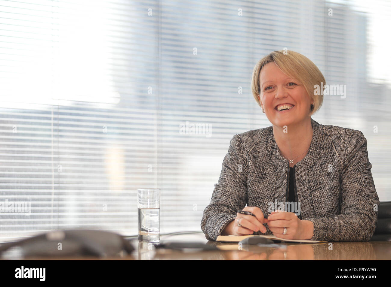 Alison Rose, ehemalige CEO der NatWest Group, sitzt hinter ihrem Schreibtisch im RBS-Hauptquartier in London Stockfoto