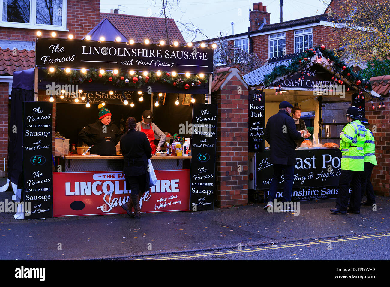 Essensstände am Lincoln Weihnachtsmarkt Lincolnshire, Großbritannien Stockfoto