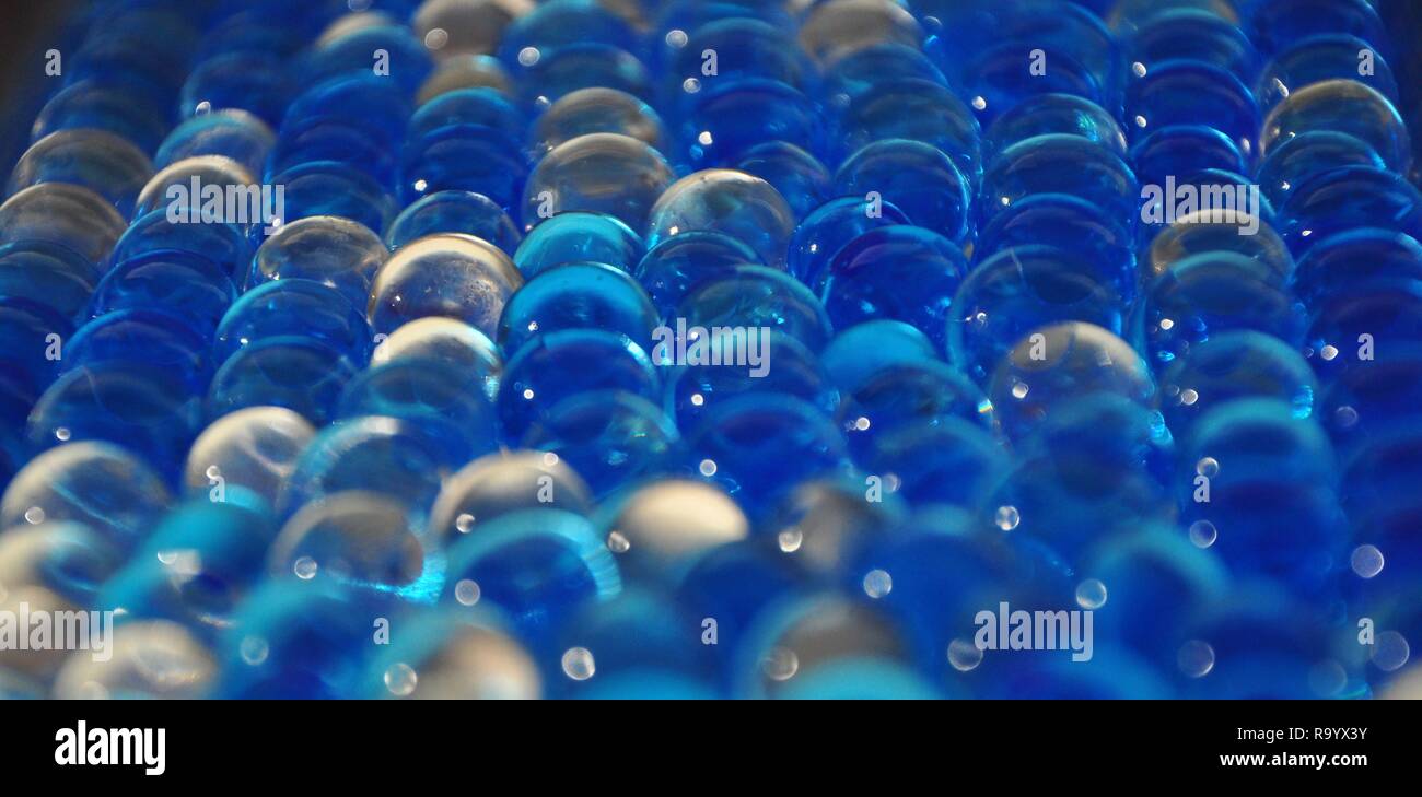 Kugeln blau Hydrogel. Liquid Crystal Ball mit Reflexion. Wasser blau Gel Kugeln. Polymer gel. Silica Gel. Stockfoto