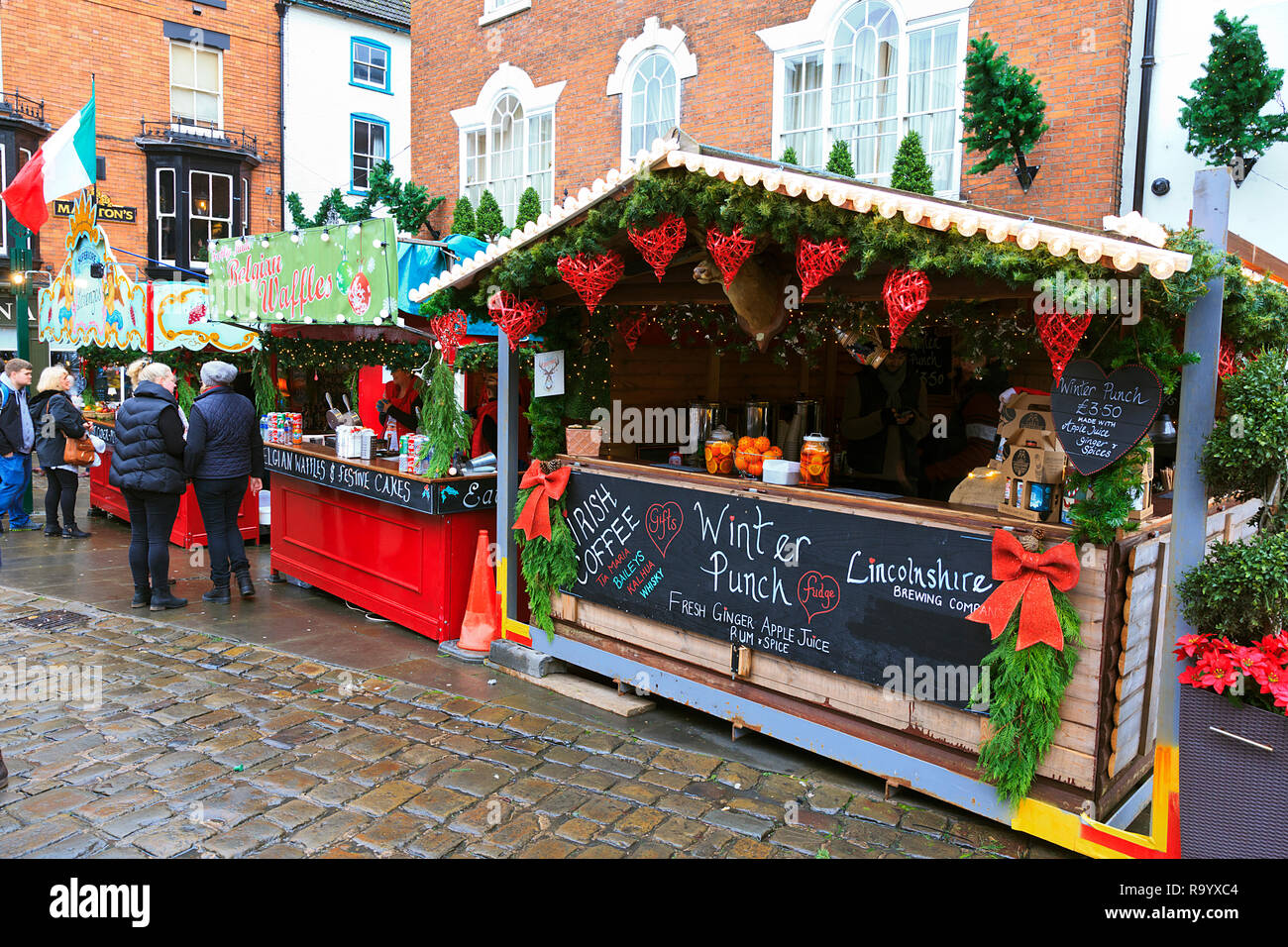 Marktstände auf Castle Hill Lincoln am Weihnachtsmarkt, Lincolnshire, Großbritannien Stockfoto