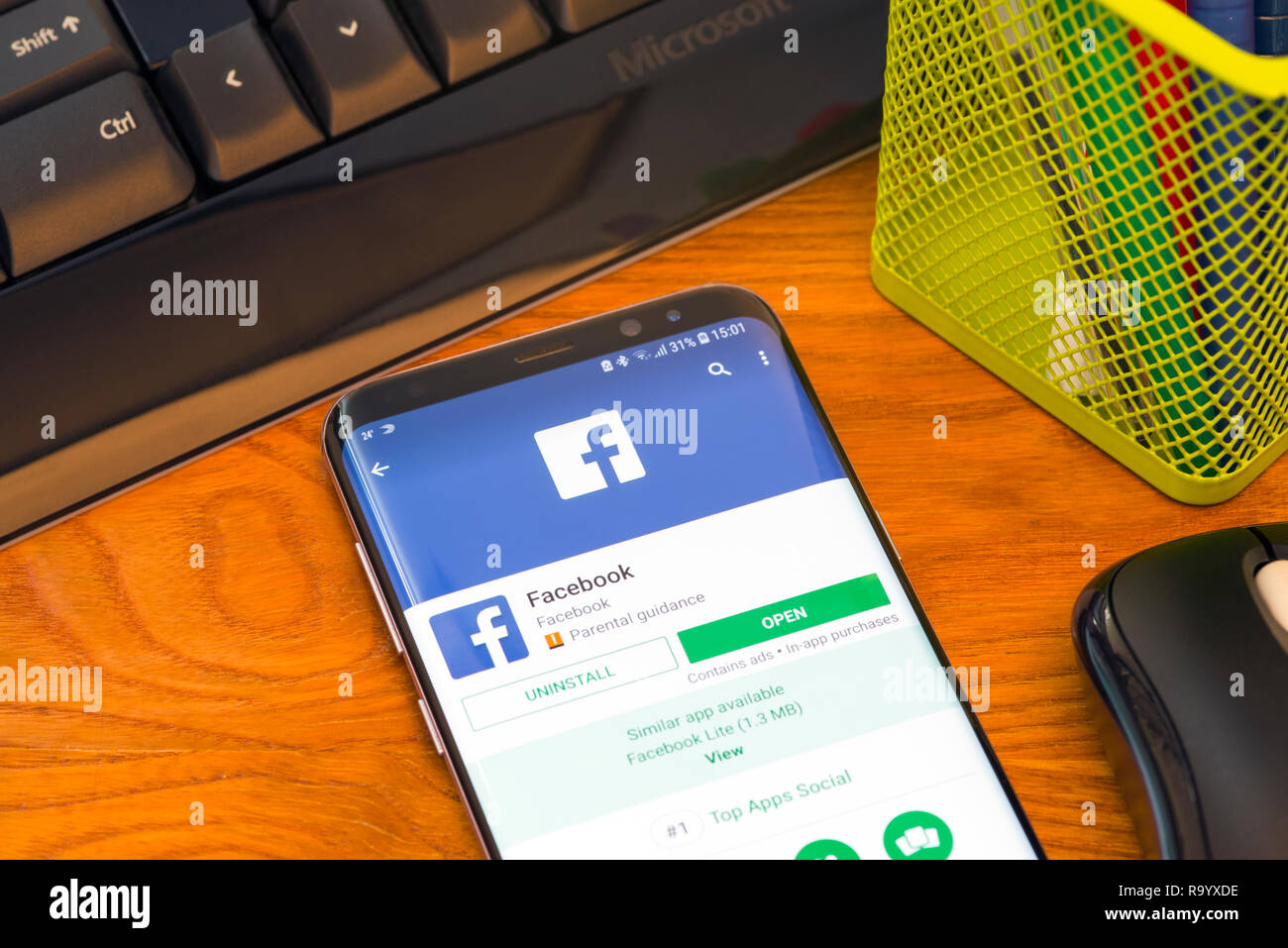 PIATRA Neamt, Rumänien - 30. JULI 2018: Samsung S8+ mit Google Play Store, Facebook Anwendung öffnen, werden Office Hintergrund. Stockfoto