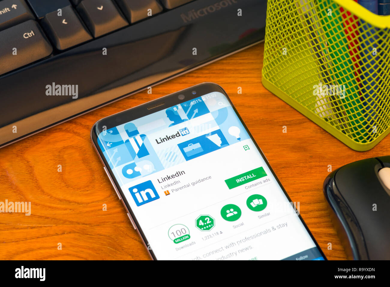PIATRA Neamt, Rumänien - 30. JULI 2018: Samsung S8+ mit Google Play Store, Linkedin Anwendung öffnen, werden Office Hintergrund. Stockfoto