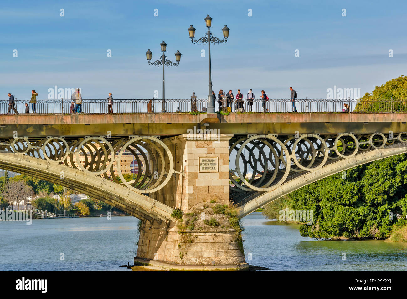 Sevilla Spanien Menschen Überqueren der Triana Brücke über den Guadalquivir Fluss Stockfoto