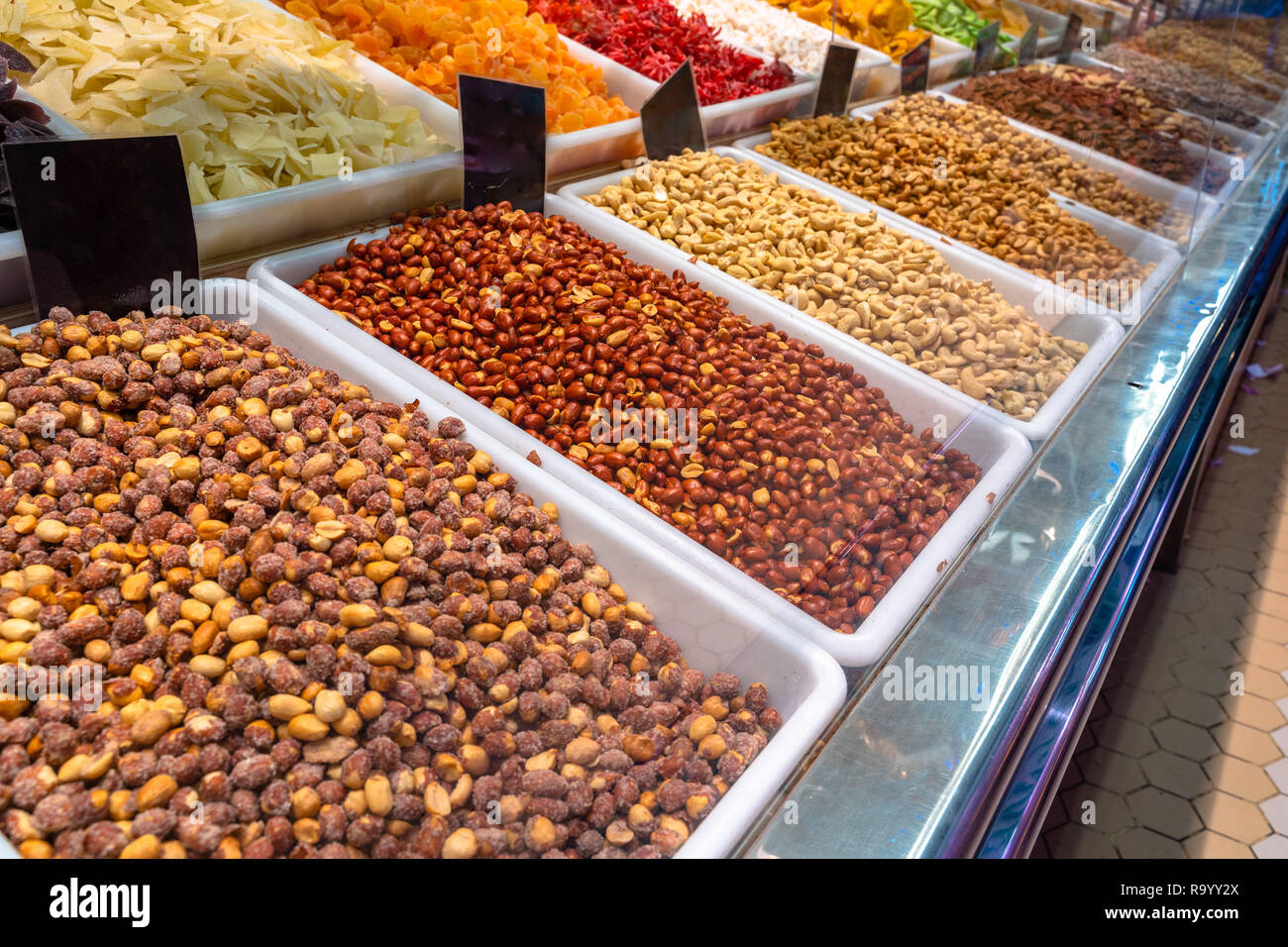 Gesalzene, geröstete Erdnüsse. Cashew und andere Muttern auf dem Markt. Stockfoto