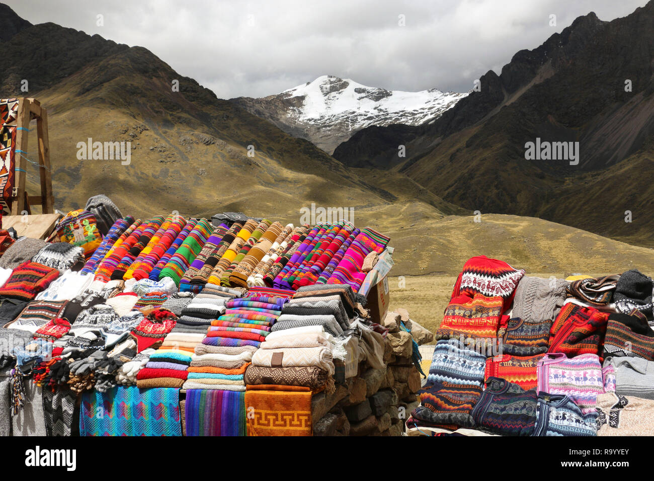 Schals, hüte, im traditionellen Stil in verschiedenen Farben auf dem Markt. Die strasse Cusco-Puno, Peru Stockfoto