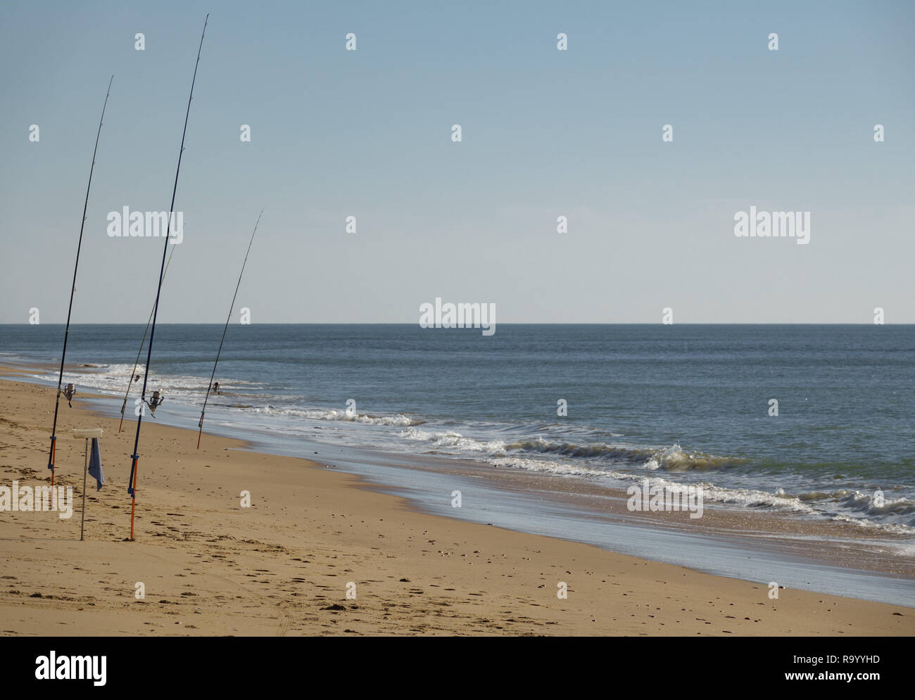 Angeln Angeln in der Strand mit klarem Horizont Stockfoto