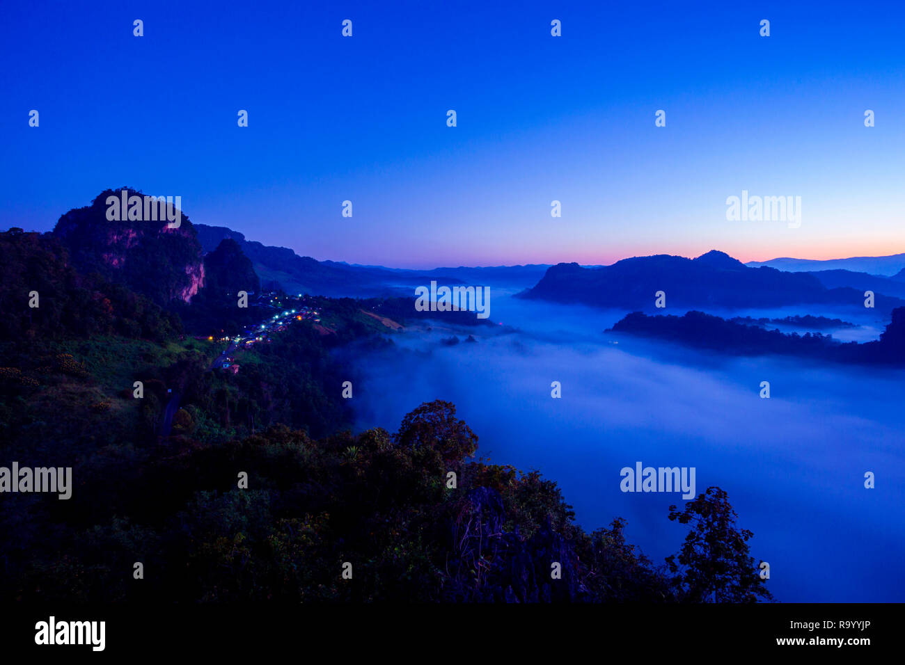 Bergblick mit nebligen Umgebung während der Sonnenaufgang am Morgen in Baan jabo View Point Pang Mapha Mae Hong Son Provinz von Thailand Stockfoto