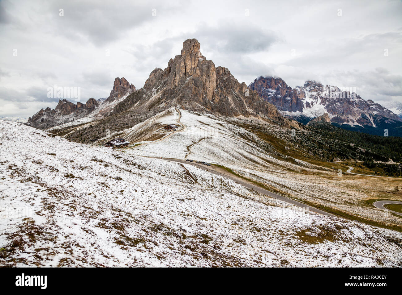 Snowy Passo di Giau in the Dolomites of Northern Italy, Europe Stockfoto