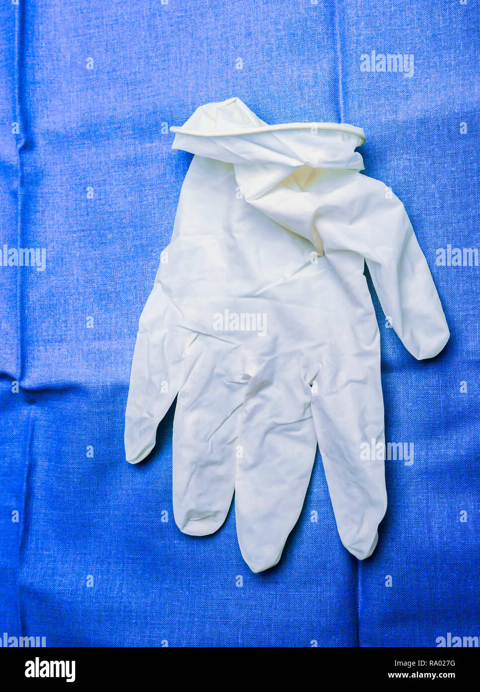 Mit weißen Handschuhen aus Latex in einem Operationssaal des Krankenhauses, konzeptionelle Bild Stockfoto