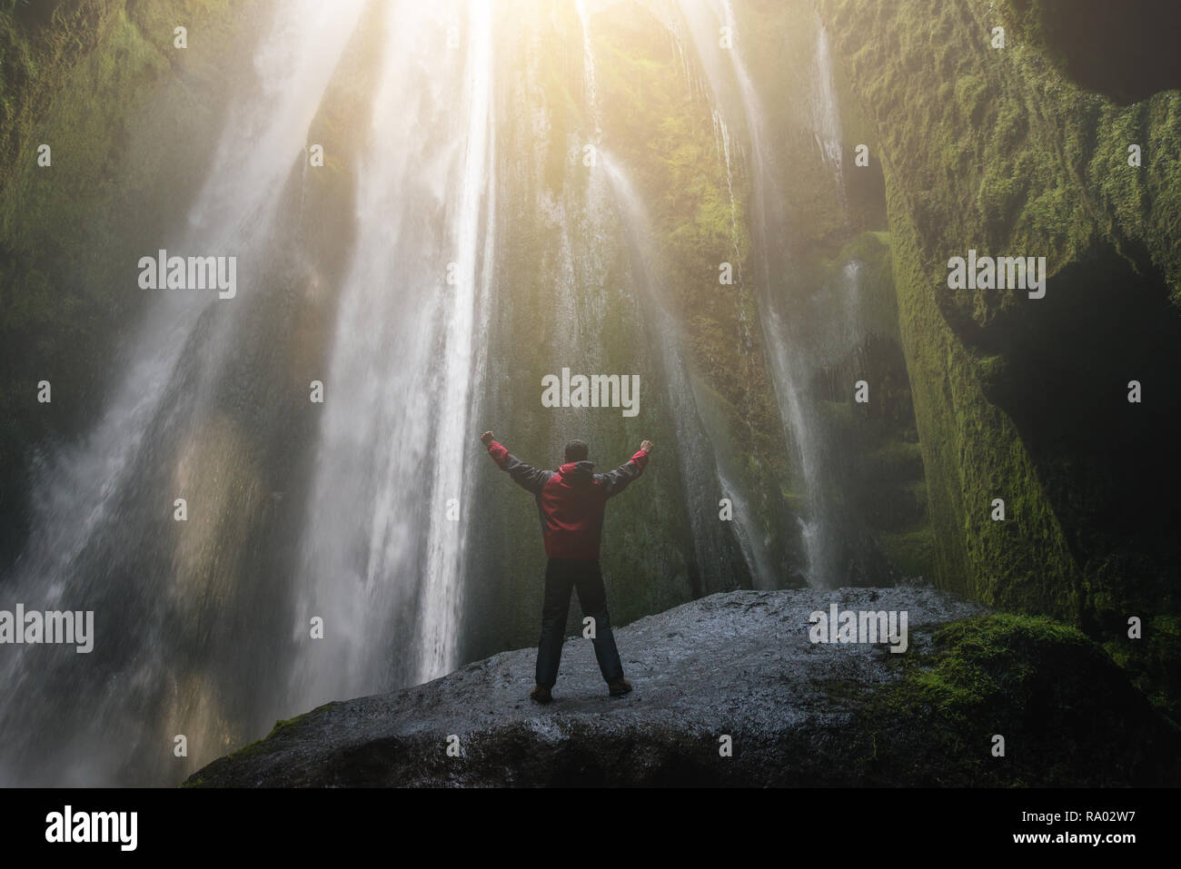 Abenteuer in Island, Reisenden stehen in der Höhle vor dem Gljufrabui Wasserfall Stockfoto