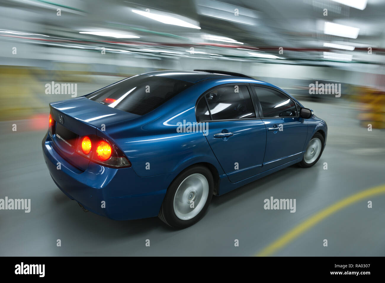 Blue Honda Civic in motion auf Parkplatz Stockfoto