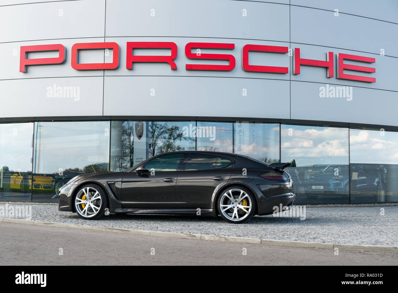 Kiew, Ukraine - 12. Mai 2015: Porsche Panamera vor Porsche showroom Stockfoto