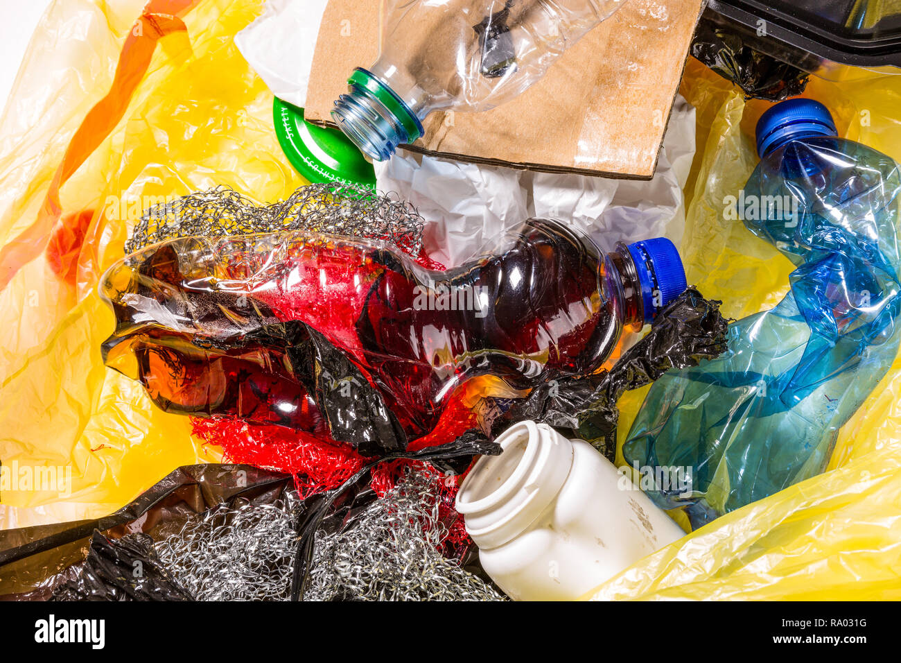 Plastik Müll mit leeren Plastikflaschen und anderen Müll auf gelbem Hintergrund aus Kunststoff Stockfoto Plastik Müll mit leeren Plastikflaschen und anderen Müll auf gelbem Hintergrund aus Kunststoff Stockfoto