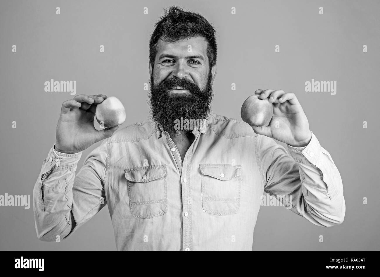Ernährung Wahl. Mann mit Bart hipster halten Apfel Obst in der Hand. Ernährung Fakten und Nutzen für die Gesundheit. Äpfel beliebte Art Obst in der Welt. Äpfel antioxidativen Verbindungen verantwortlich Nutzen für die Gesundheit. Stockfoto