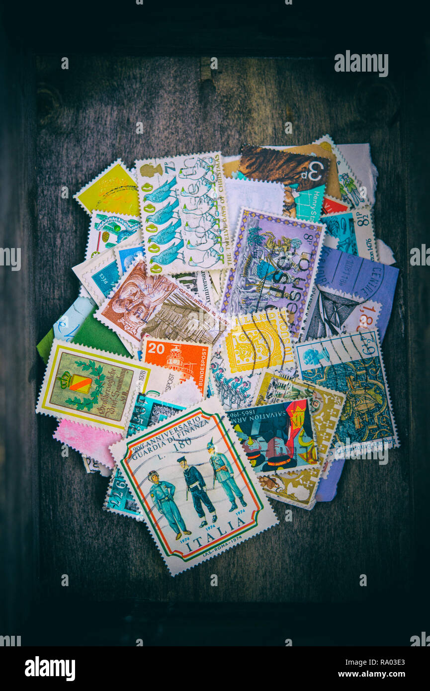 Auswahl des verwendeten Briefmarken aus der ganzen Welt Stockfoto